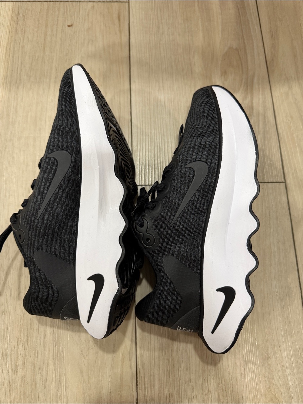 Nike Men’s Black and White Wave-Soled Running Shoes - Picture 2 of 7